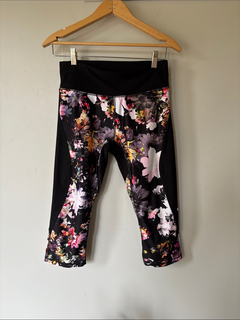 Hyba Black Floral Capri Leggings Cropped Workout Yoga Pants Size Small